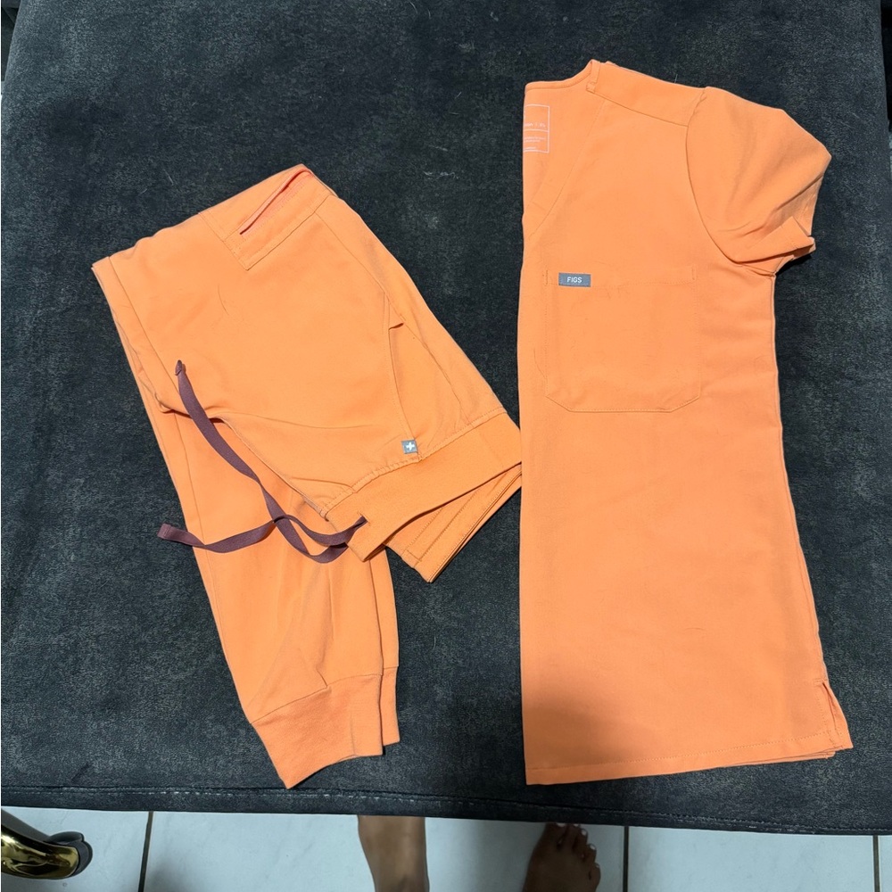 Figs Orange Scrub Set